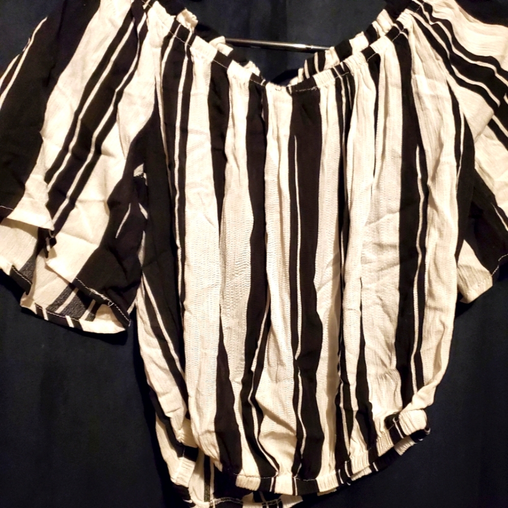 Black and white linen crop top